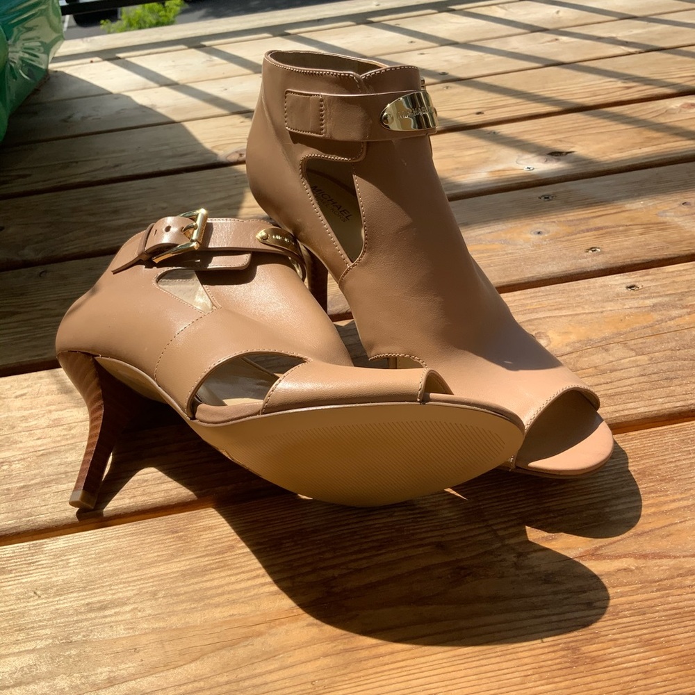 MICHEAL KORS tan heels